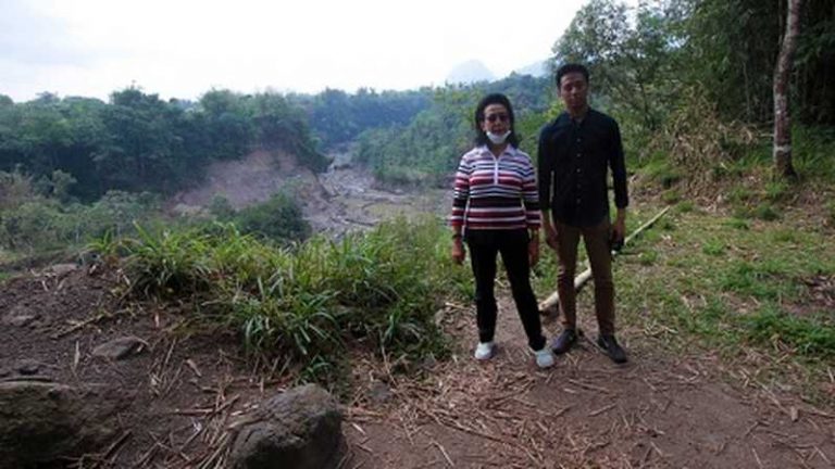 GKR Hemas, yang didampingi cucunya, Raden Mas Gustilantika Marrel Suryokusumo, secara diam-diam dan tanpa pengawalan meninjau kondisi kerusakan akibat tambang di Sungai Gendol , Cangkringan, Sleman, DI Yogyakarta, Rabu (9/9/2020). (Foto: istimewa)