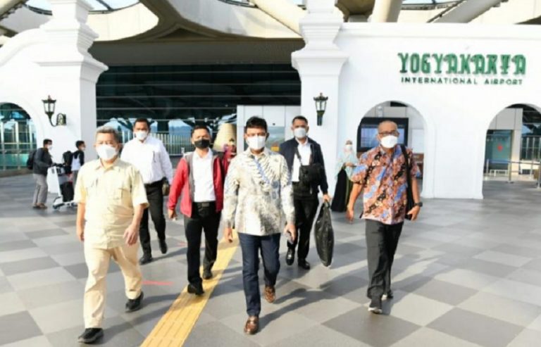 Johnny G Plate tiba di Yogya
