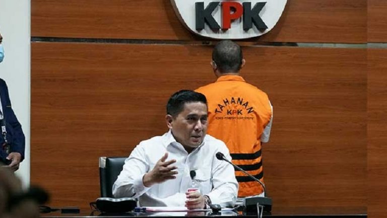 KPK tahan tersangka korupsi