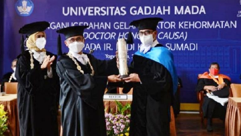 Menhub tenerima penganugerahan gelar Doktor Kehormatan UGM