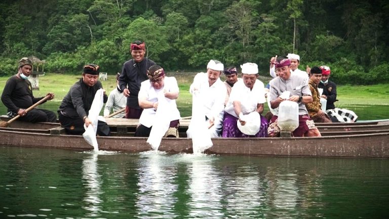 Tebar benih di Danau Tmablingan