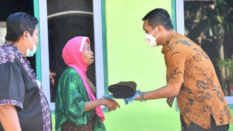 Nenek Sofia terima bantuan