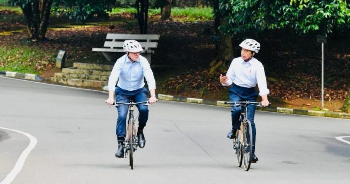 Presiden Jokowi dan PM Australia naik sepeda