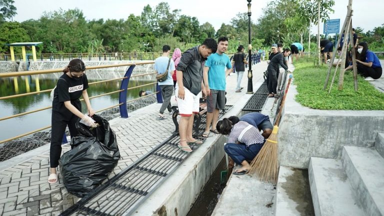 Mahasiswa UAJY reresik embung