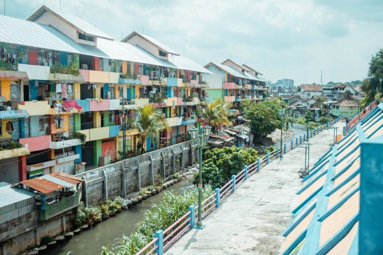 Kampung di bantaran sungai