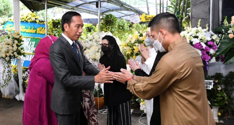 Jokowi melayat Tjahjo