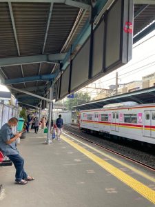 KRL di sebuah stasiun