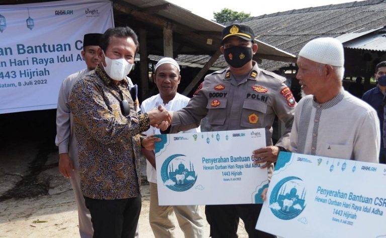 PLN Batam serahkan hewan kurban