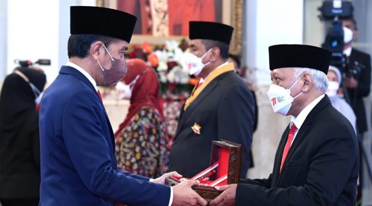 Presiden anugerahkan tanda kehormatan