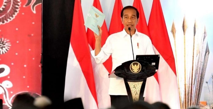 Jokowi bagikan sertifikat tanah di Sidoarjo