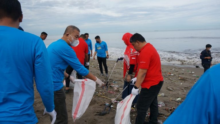 Aksi bersih sampah di pantai
