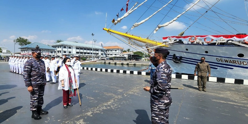 Megawati dan KRI Dewaruci