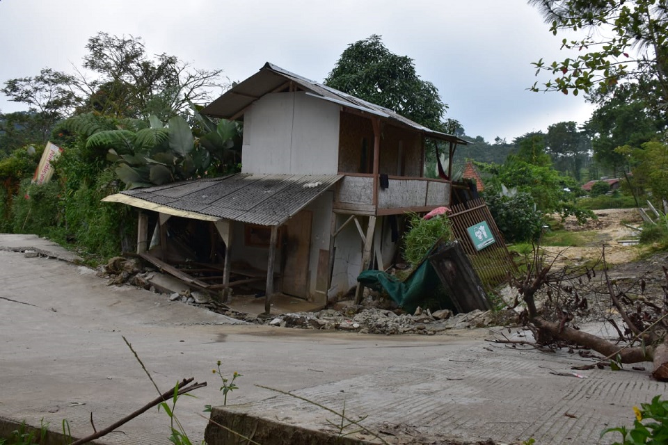 Bencana tanah bergerak di Desa Bojong Koneng