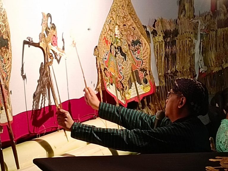 Sosialisasi rupiah dengan wayang dan reog