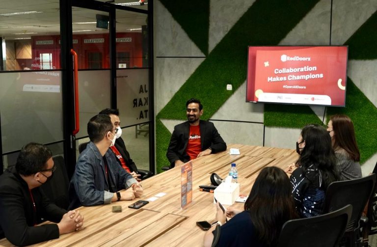 RedDoorz rayakan kemitraan dengan tiket.com