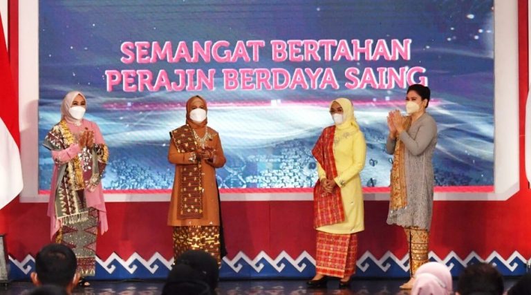 Ibu Iriana buka pameran