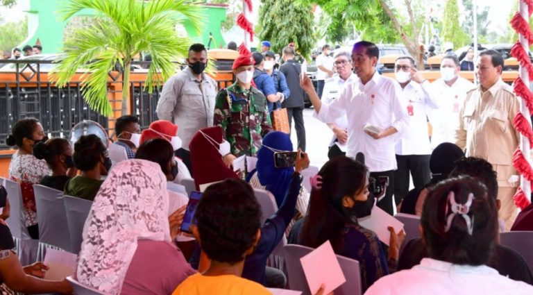 Jokowi bagikan bansos