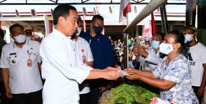 Jokowi bagikan bansos di Pasar Langgur