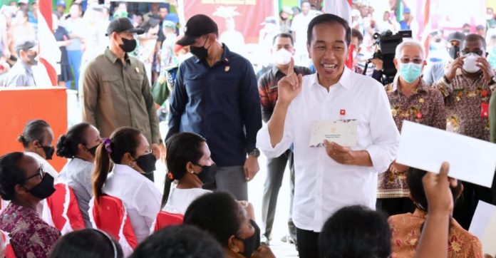 Jokowi bagikan BLT BBM