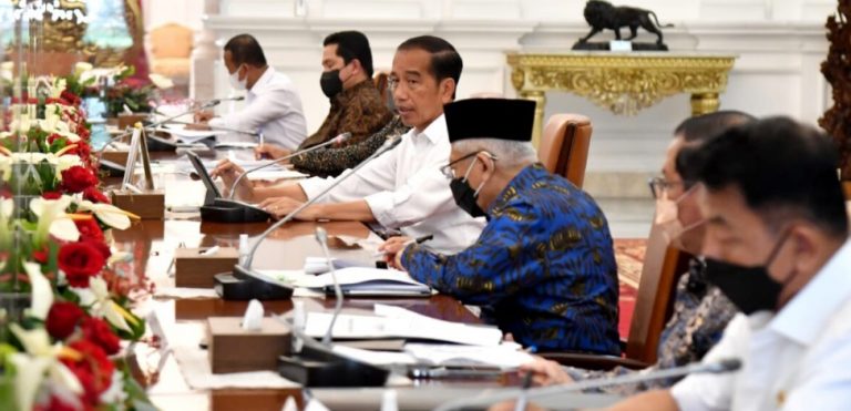 Presiden Joko Widodo memimpin rapat bersama jajarannya untuk membahas tata kelola dan peningkatan produktivitas kedelai di Istana Merdeka