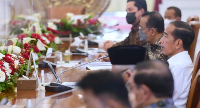 Presiden Joko Widodo memimpin rapat bersama jajarannya untuk membahas tata kelola dan peningkatan produktivitas kedelai di Istana Merdeka