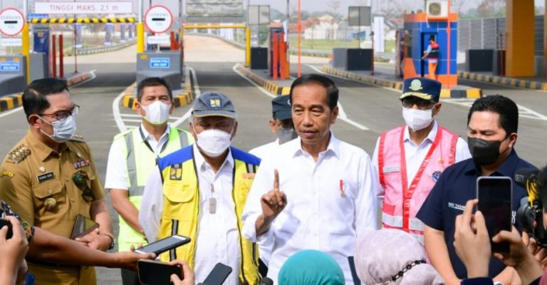 Presiden Joko Widodo memberikan keterangannya kepada awak media di Gerbang Tol Gabus, Bekasi, Jawa Barat, Selasa
