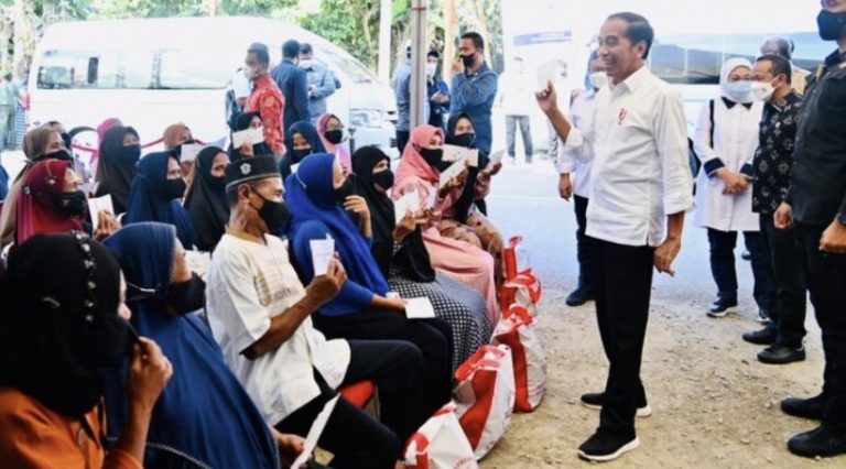 Presiden bagikan BLT BBM di Buton