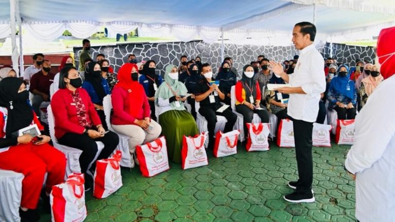 Presiden bagikan BLT di Ternate