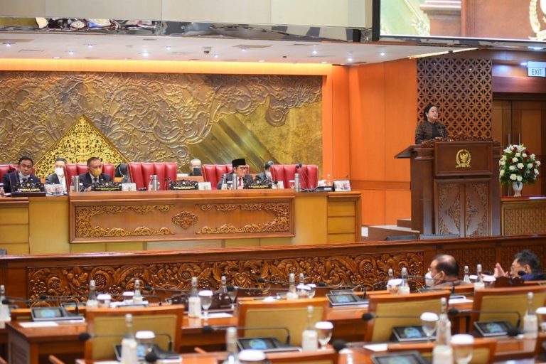 Puan pimpin rapat paripurna