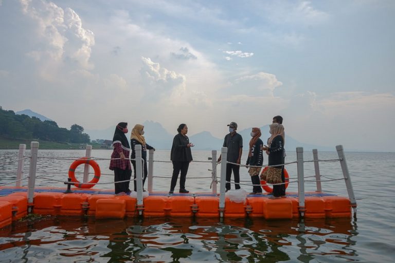 Puan tabur benih ikan di Waduk Jatiluhur