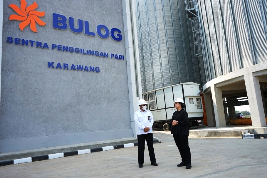 Ketua DPR RI Puan Maharani bersama Direktur Utama Perum Bulog, Budi Waseso saat meninjau unit Modern Rice Milling Plant (MRMP) di Karawang 