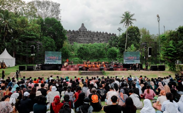 Konser musik yang digelar di Lapangan Aksobya, komplek Taman Wisata Candi Borobudur