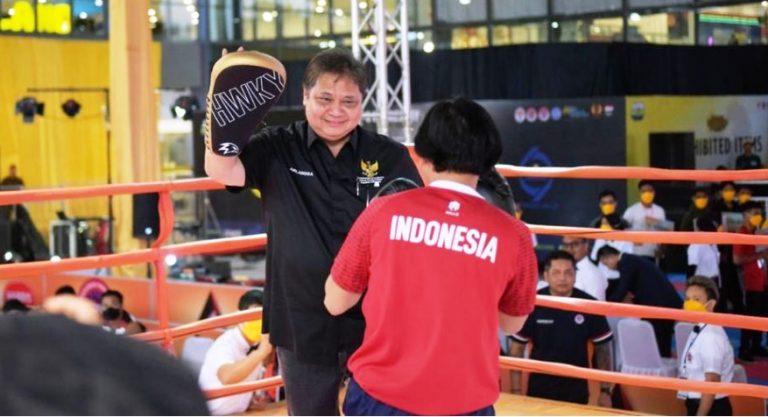 Airlangga Hartarto dan kickboxing