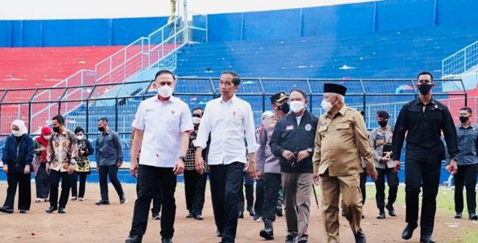 Presiden Joko Widodo bersama Ibu Iriana Joko Widodo meninjau kondisi Stadion Kanjuruhan, Kabupaten Malang,