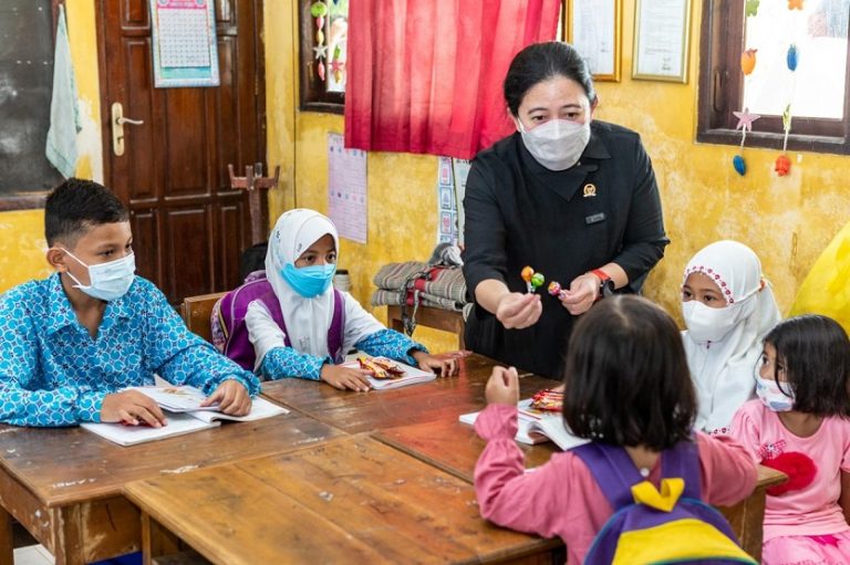 Ketua DPR RI Puan Maharani bersama anak-anak