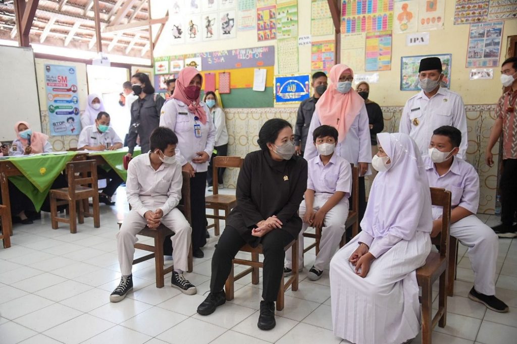 Ketua DPR RI Puan Maharani bersama anak-anak  