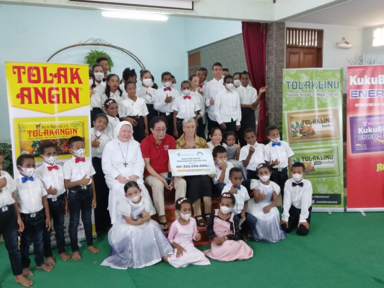 Sido Muncul Serahkan Bantuan ke Yayasan Sinar Pelangi