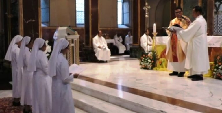 Padre Marco terima kaul kekal 4 suster Indonesia