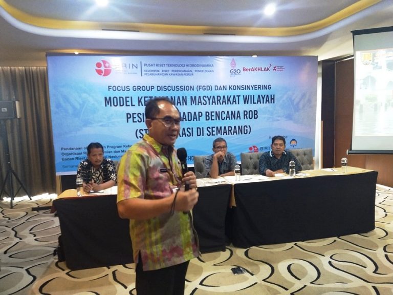 Budi Prakosa (Kepala Bappeda Kota Semarang) memaparkan materi FGD