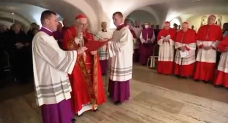 Pemakaman Paus Benediktus XVI di dalam Katakombe