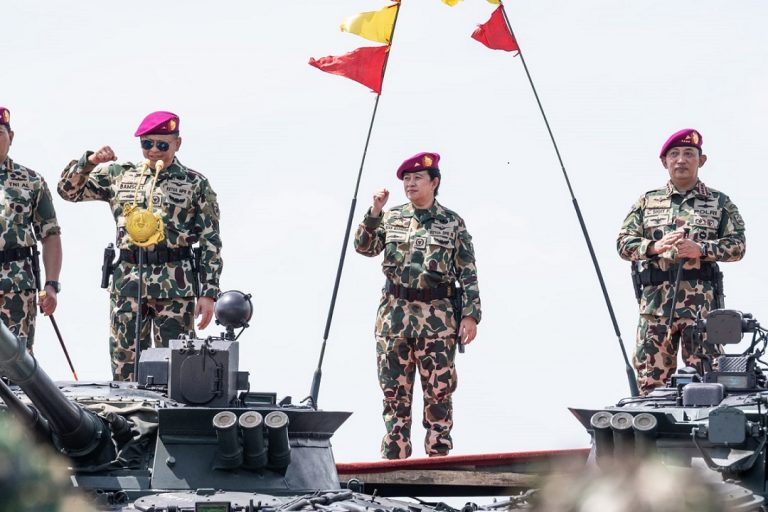 Sambil Ikut Simulasi Perang, Puan Diangkat Jadi Warga Kehormatan Marinir