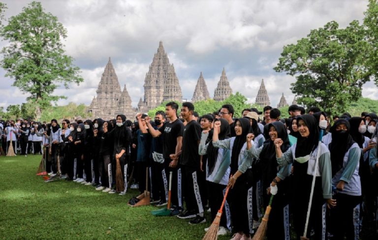 Peduli Lingkungan, TWC-SMA I Kalasan Aksi Bersih-Bersih di Prambanan