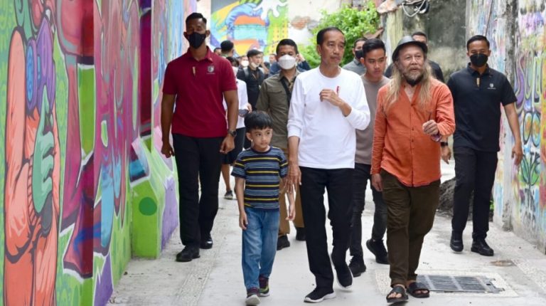Didamping Wali Kota Gibran. Presiden Jokowi Kunjungi Mas Don Art Center