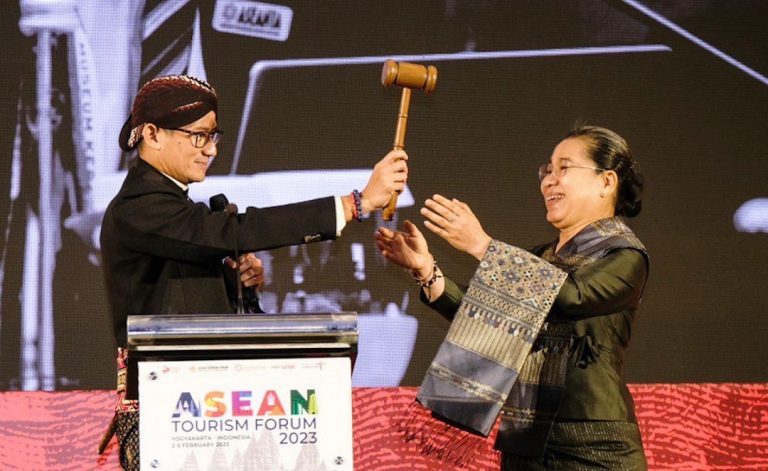 Menparekraf Serahkan Estafet Kepemimpinan ASEAN Tourism Forum ke Laos