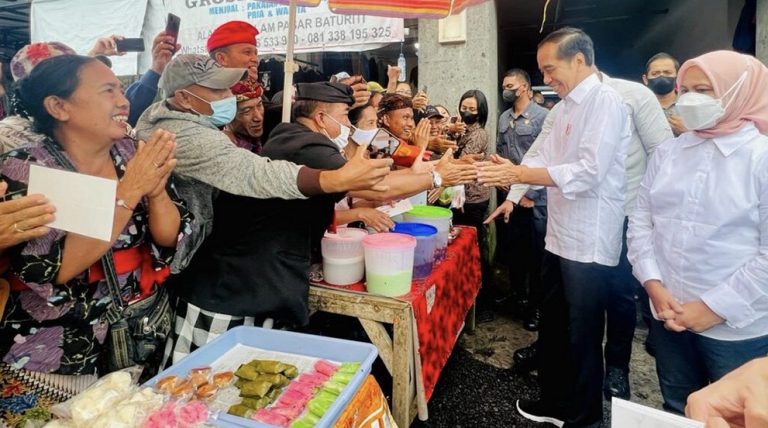 Presiden Jokowi Cek Harga Bapok di Pasar Baturiti