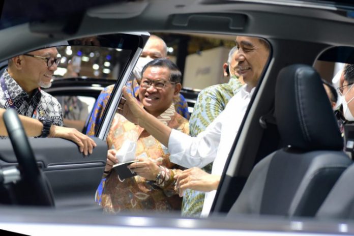 Presiden Jokowi usai membuka IIMS, Pameran Otomotif Internasional di JIEXPO, Kemayoran Jakarta didampingi Mensekab Pramono Anung . foto: Humas Setkab/Rahmat