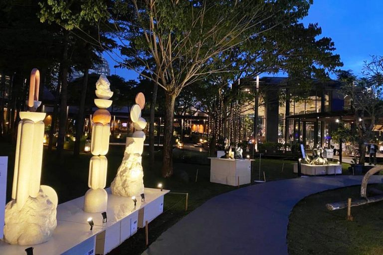 Yuk, Nikmati Indahnya Art Jakarta Gardens di Malam Hari