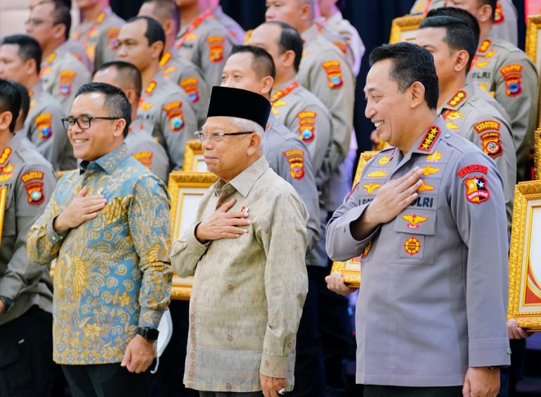 Terima Penghargaan Pemerintah, Kapolri Komit Terus Tingkatkan Layanan Publik