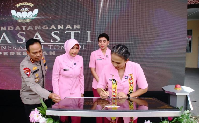 Juliati Sigit Prabowo Resmikan Gedung SMP dan SMA Kemala Bhayangkari 1 Kubu Raya