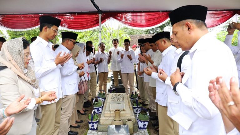 Jelang HUT ke-15, Prabowo Perintahkan Sekjen Pimpin Ziarah ke Makam Prof Suhardi
